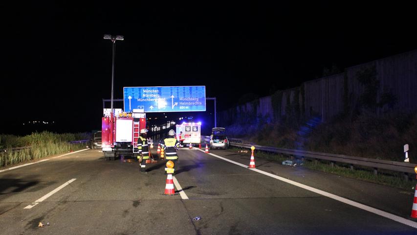 Trümmerteile blockieren nach Unfall A9 bei Münchberg