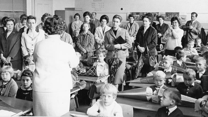 Fast ein wenig andächtig geht es bei der ersten Schulstunde (hier im Scharrerschulhaus) zu. Mütter, Väter und Kinder hören zu, was die Lehrerin sagt. Das größte Ereignis aber für die Abc-Schützen waren unzweifelhaft die "Zuckertüten".  Hier geht es zum Artikel vom 8. September 1965: "Zum ersten Mal auf dem Schulweg"