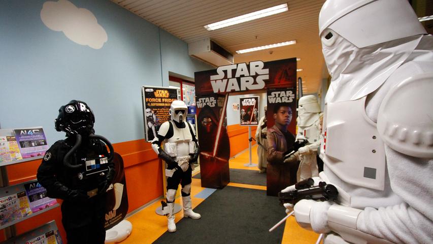 ... Fan-Herz freut, war in der Donnerstagnacht bei "Toys'R'Us" geboten. Denn neben den neuen "Star Wars"-Sachen waren auch zahlreiche Sturmtruppen-Einheiten und andere Figuren aus dem Universum von George Lucas vor Ort.