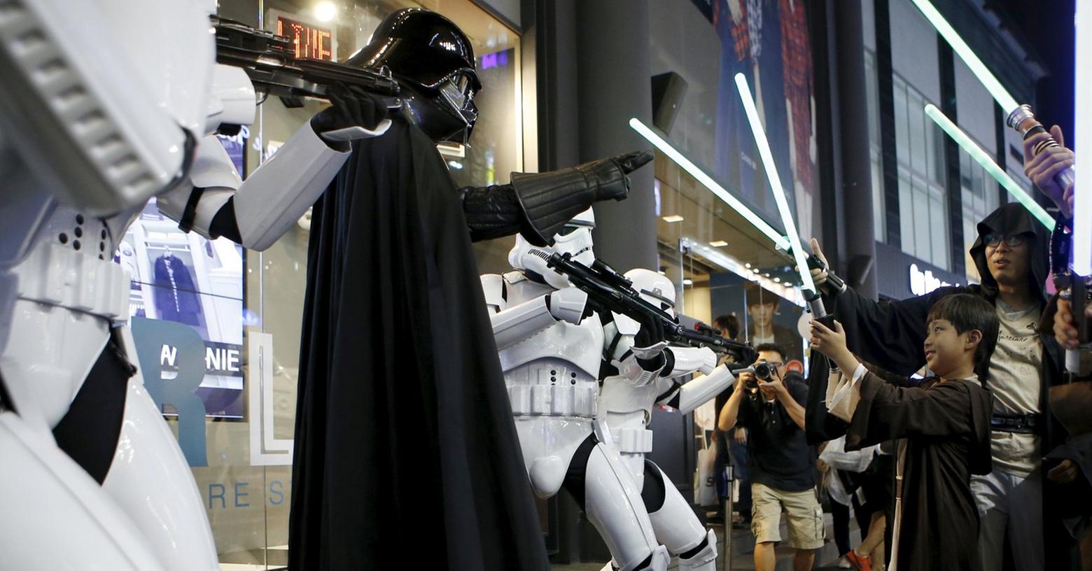 Fans stehen überall Schlange für Star-Wars-Spielzeug 