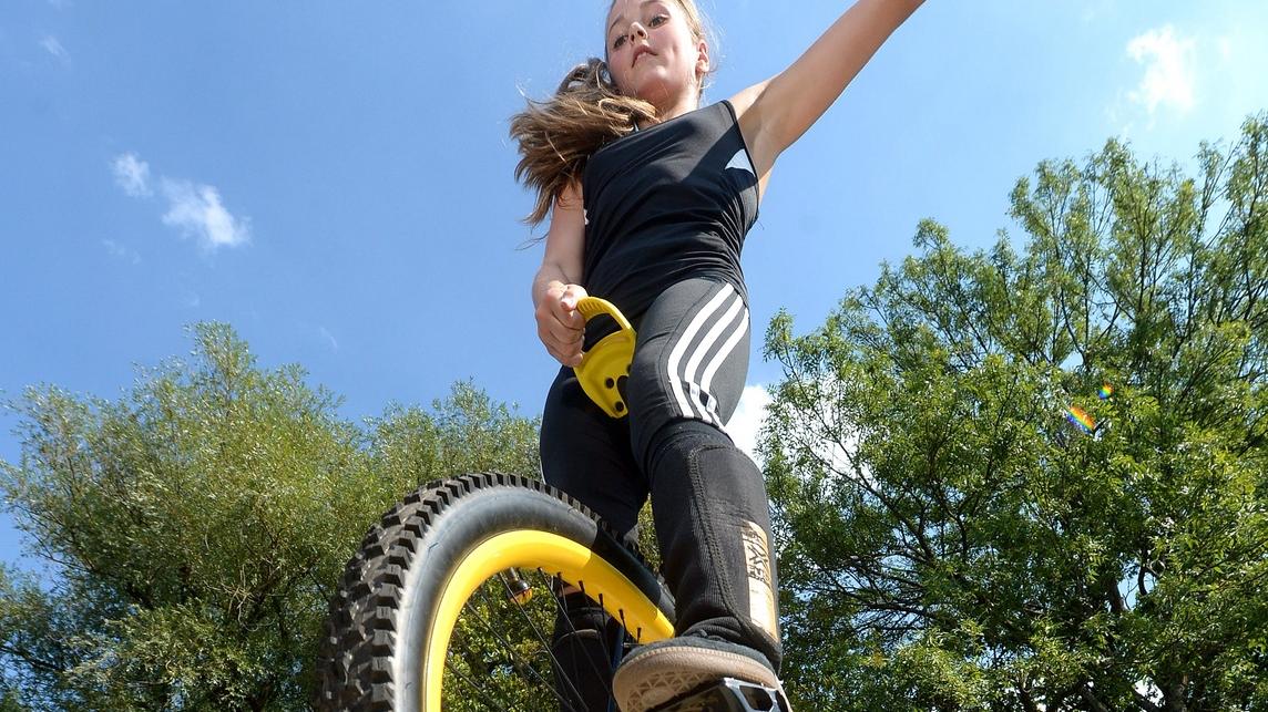 Mit dem Trial-Einrad kann Emily Abendschön sogar durchs Gelände fahren. Ihre Kür ist sie mit einem Freestyle-Einrad gefahren.