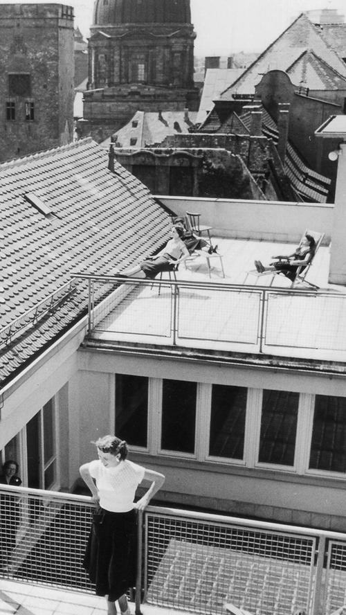 Verkäuferinnen sonnen sich auf dem Dach eines Geschäftshauses in der Ludwigstraße im Jahr 1954.