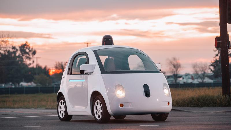 Fortschritte in der Automobilbranche wie das "Self-driving vehicle" zeigen, dass die IT-Konzerne wie Google oder Apple durchaus ernst zu nehmende Konkurrenz für die Fahrzeughersteller sind.