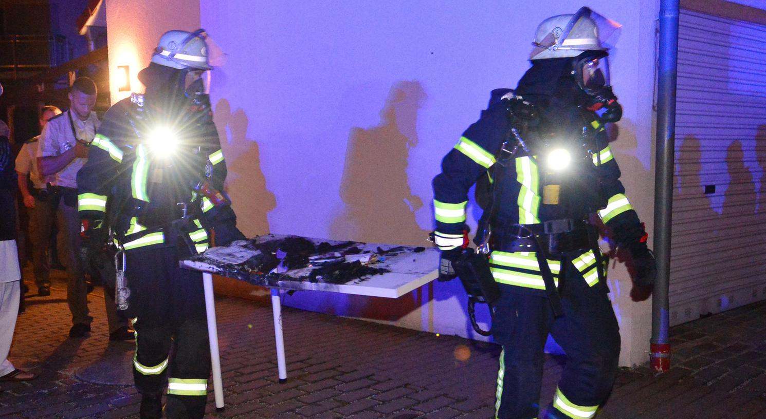 In Erlangen-Dechsendorf hat in der Nacht ein PC in einer Wohnung in einem Mehrfamilienhaus gebrannt.