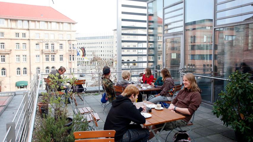 Die Gäste genießen den Ausblick von der Dachterrasse des Cafe K4 Filmhaus. (Archivbild 2010)