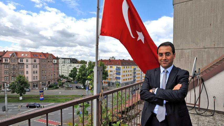 Von der Dachterrasse vor den Büros des Türkischen Konsulats kann man den Blick in die Ferne schweifen lassen. (hier: Generalkonsul Asip Kaya, Archivbild 2014)