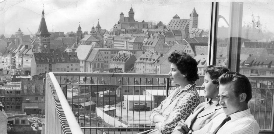 Mittagspause auf dem Umgang vor der Kantine in der achten Etage am Rathenauplatz. Den Sonnenanbetern liegt das ganze alte Nürnberg mit seinen vielen Türmen und Türmchen zu Füßen. (Archivfoto 1957)
