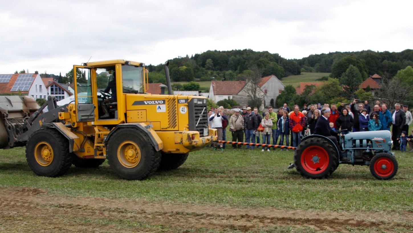 Beim Eichertreffen waren die Traktoren natürlich auch im Einsatz und mussten ihre Zugkraft an Radladern unter Beweis stellen.