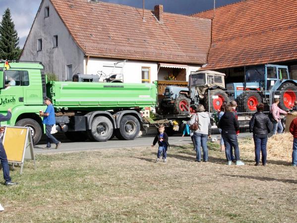 Ein Lkw mit Anhänger kam mit drei Eichertraktoren von Dinkelsbühl hierher.