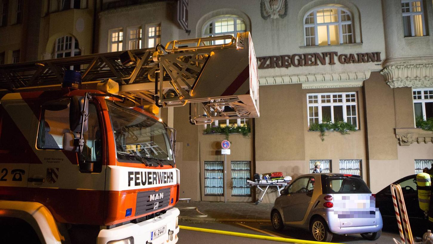 Die Feuerwehr rückte am Samstagabend wegen starker Rauchentwicklung im Hotel Prinzregent an.