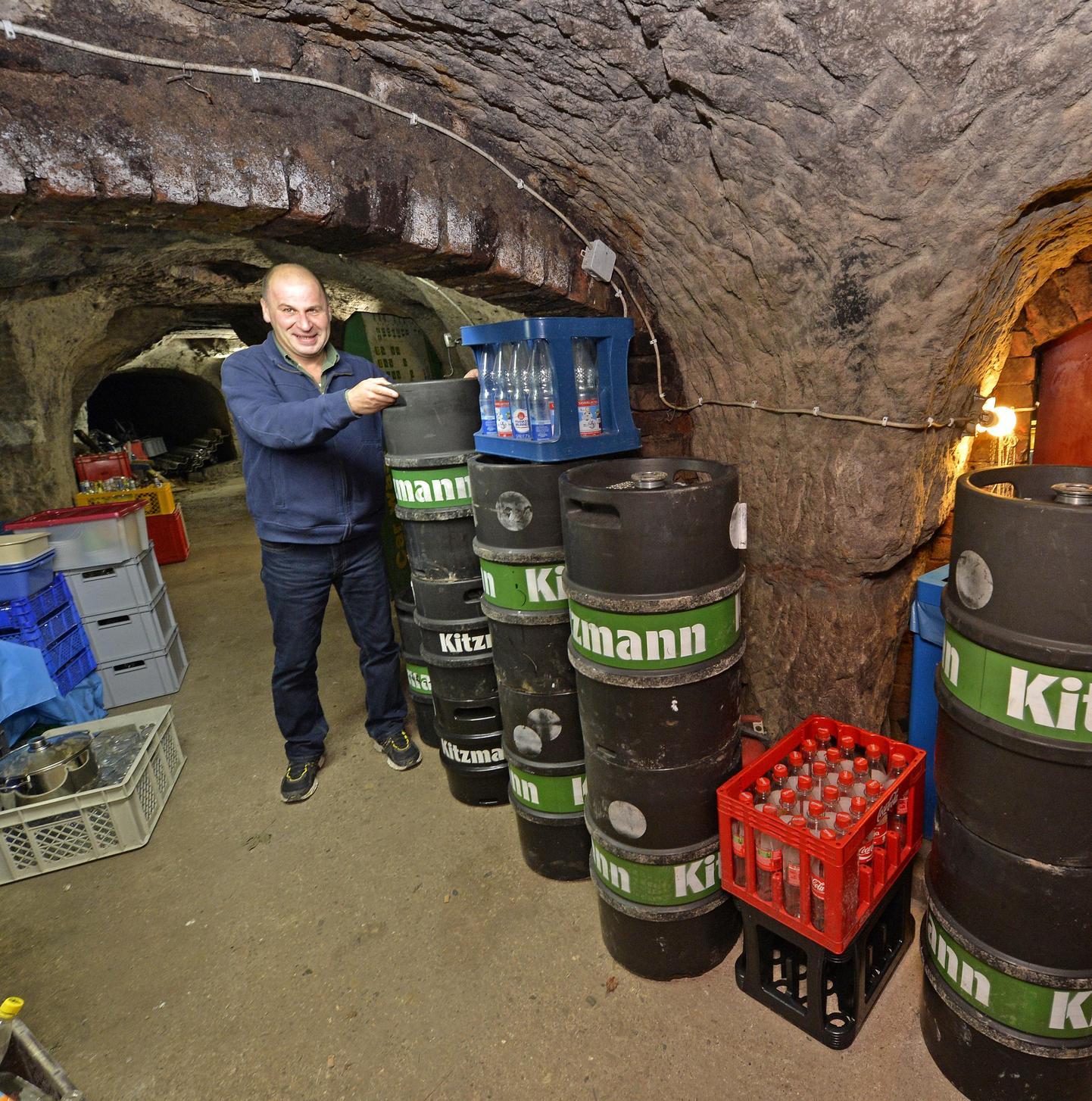 Der Ansbacher-Tor-Keller am Weihersbachgelände in Herzogenaurach - hier die kühlen Lagerräume in der "Unterwelt" - wird auch außerhalb der Kirchweih bei schönem Wetter an Sonn- und Feiertagen betrieben.