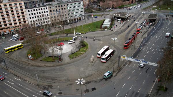 Wegen des hohen Verkehrsaufkommens leidet die Straßenoberfläche an manchen Stellen. Auch deswegen soll er ab 2023 umgestaltet werden.