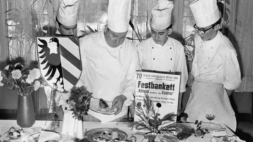 Ein Ausschnitt aus dem lukullischen Menü wurde gestern schon vorgeführt: in den Hauptbahnhof-Gaststätten hatte es Küchenchef Kurt Bärlein (zweiter von links) mit seinem Stellvertreter Werner Vorlaufer vorbereitet. Hier geht es zum Artikel vom 9. September 1965: "Die Köche zeigen, was sie können"