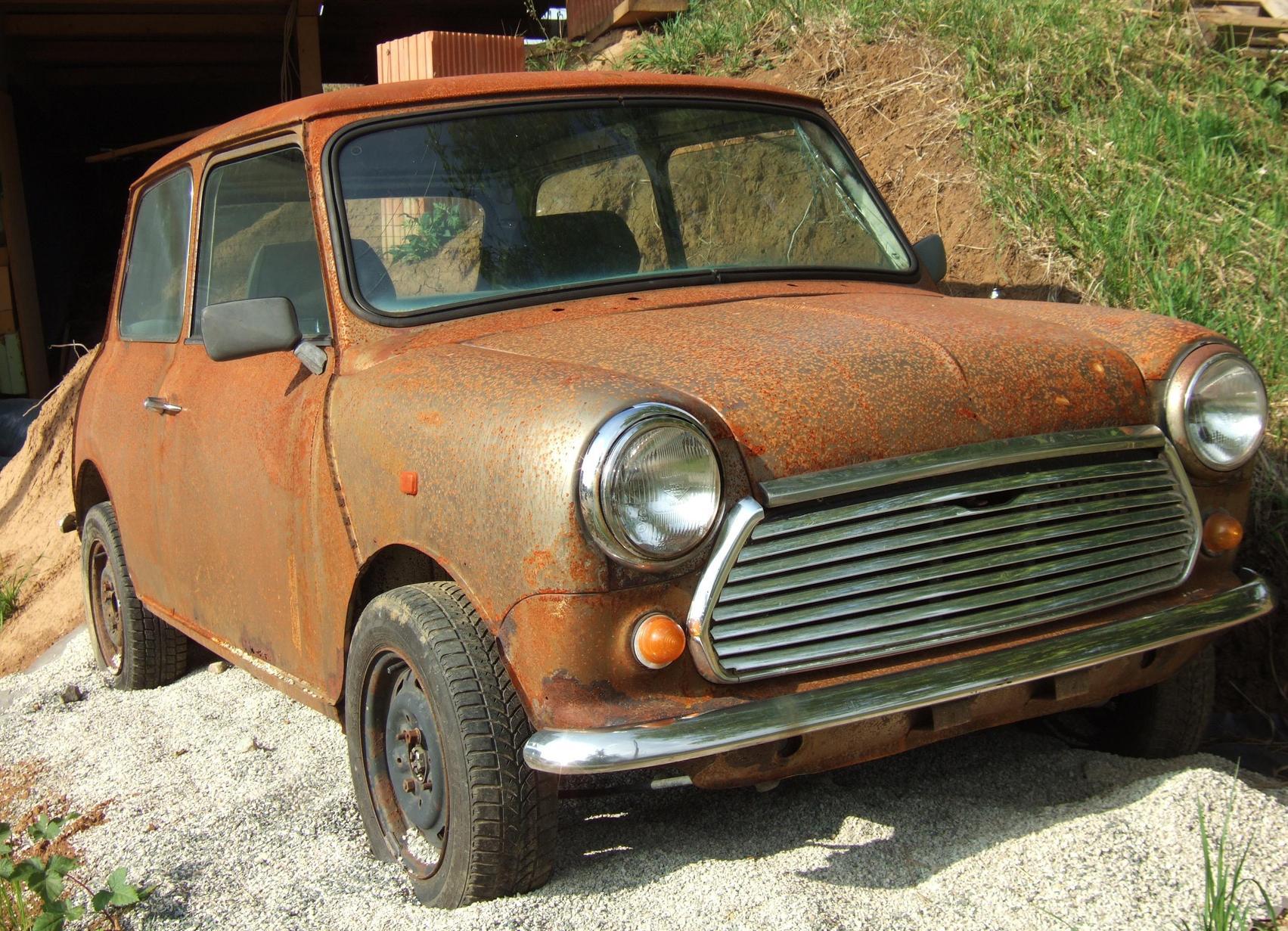 Der Geniestreich von Sir Alec Issigonis, dem Entwickler des britischen Minis, war eigentlich ganz einfach: Die Schweißnähte der Karosserie liegen auf der Außenseite des Blechs. Damit wurde im Innenraum ein bisschen mehr Platz gewonnen. Legendär ist die finale Verfolgungsjagd mit unzähligen Minis im Film "The Italian Job" aus dem Jahre 1969. Endgültig zum Kultauto avancierte die Schöpfung von Sir Alec Issigonis durch eine britische Fernsehserie mit Rowan Atkinson in der Hauptrolle: Natürlich fuhr "Mr. Bean" einen Mini.