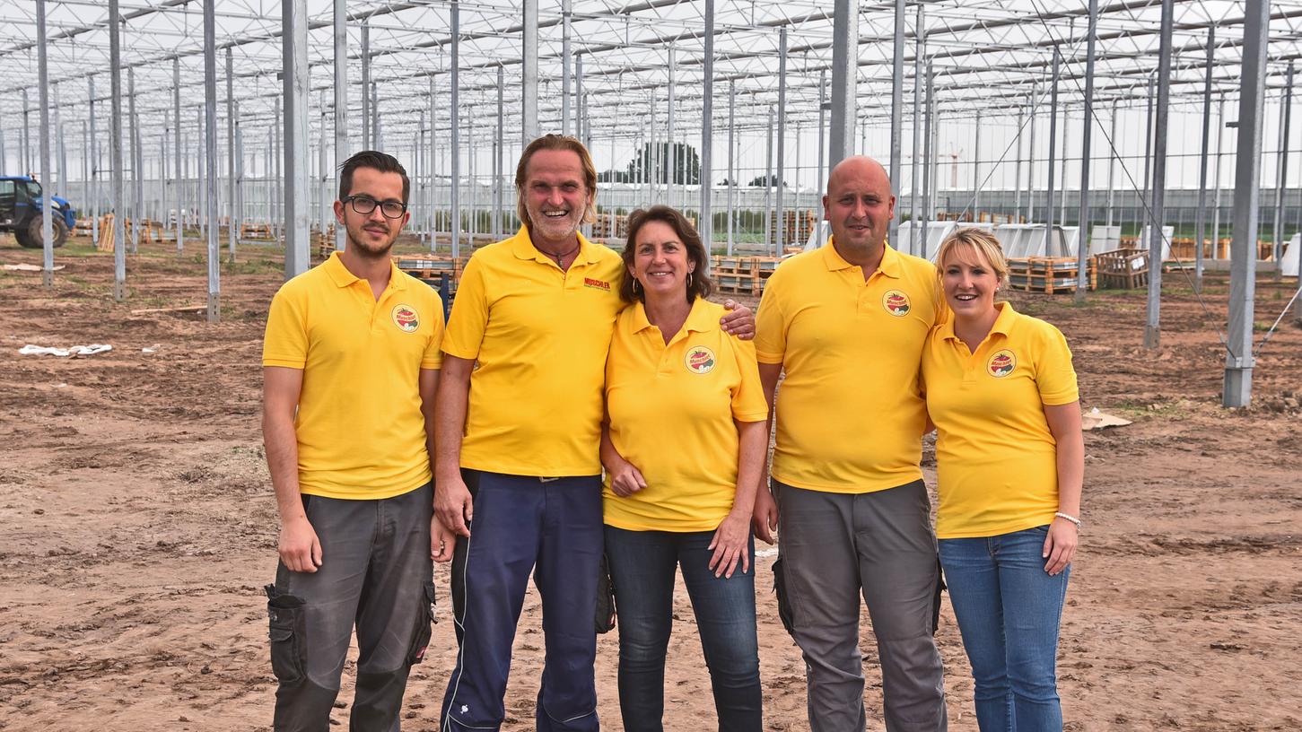 Der Landwirtschaftsbetrieb Muschler aus Wetzendorf baut zwei neue Gewächshäuser an der Kreuzung Raiffeisenstraße, Bamberger Straße. Von links: Rainer, Peter, Gisela, Stefan und Sabine Muschler Der Landwirtschaftsbetrieb Muschler aus Wetzendorf baut zwei neue Gewächshäuser an der Kreuzung Raiffeisenstraße, Bamberger Straße. Von links: Rainer, Peter, Gisela, Stefan und Sabine Muschler