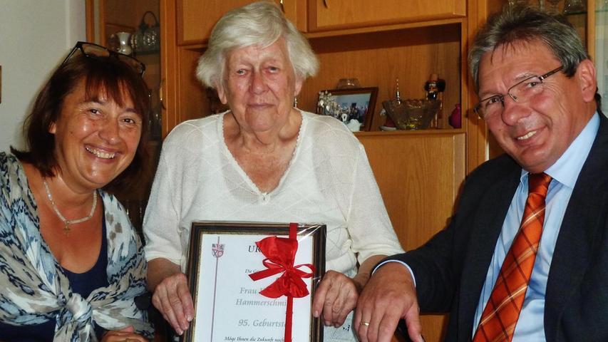 Sie gehört zu den ältesten Einwohnerinnen von Kalchreuth: Hildegard Hammerschmidt feierte ihren 95. Geburtstag. Bürgermeister Herbert Saft überbrachte dazu die Glückwünsche der Gemeinde sowie einen Gutschein und einen Blumenstrauß.