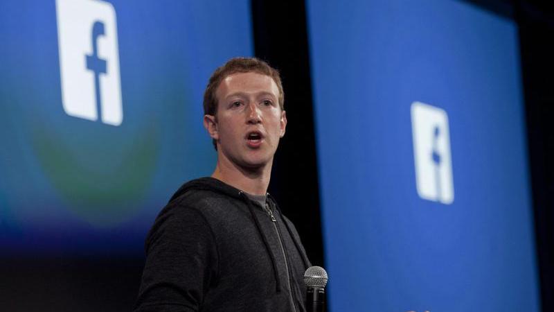 Facebook-Gründer Mark Zuckerberg steht mit ebenfalls etwa 70 Milliarden Dollar Vermögen auf dem fünften Platz der Forbes-Liste. Der steigende Preis für Facebook-Aktien ließ sein Vermögen im vergangenen Jahr um 15 Milliarden Dollar anwachsen.