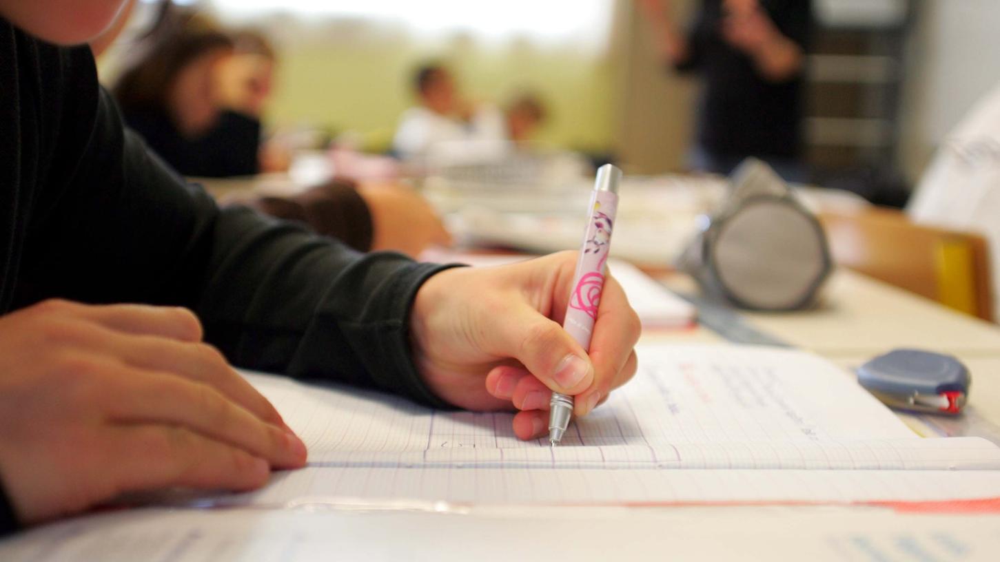 Der Bayerische Lehrer- und Lehrerinnenverband (BLLV) fordert vom Kultusministerium, dass das verstärkte Lernen der Handschrift in den Grundschullehrplan aufgenommen wird.