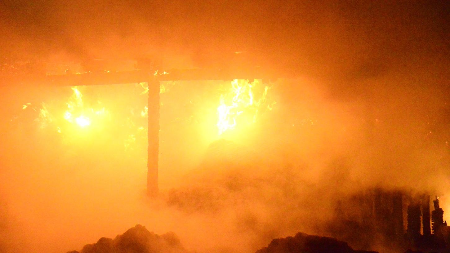 Die Feuerwehr konnte den Brand schnell kontrollieren und verhinderte dass die Flammen auf ein anderes Gebäude übergriffen.