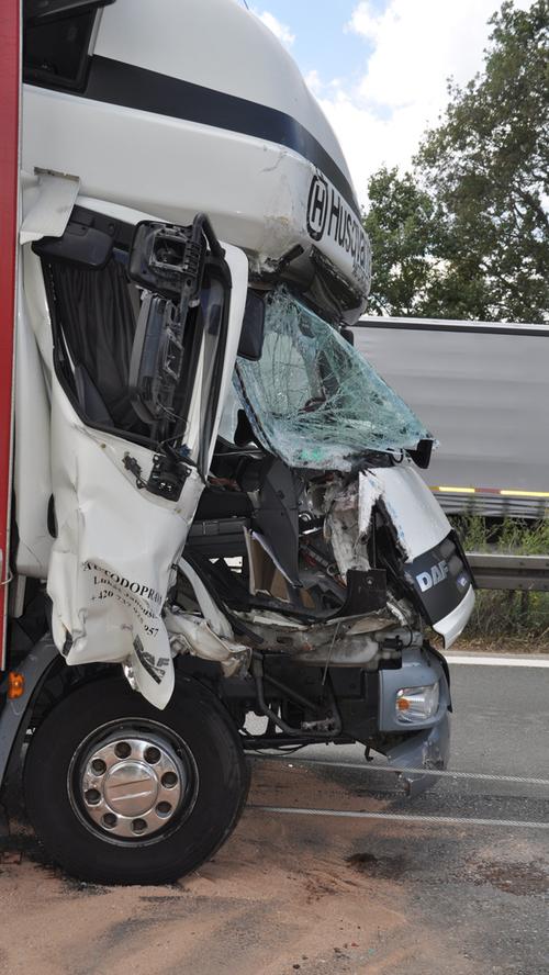 A3: Lkw prallt gegen Sattelschlepper - Fahrer unverletzt