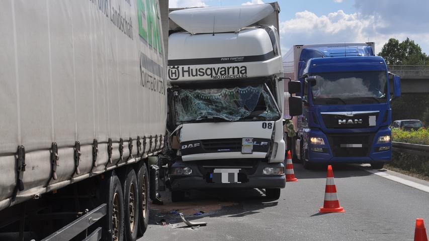 A3: Lkw prallt gegen Sattelschlepper - Fahrer unverletzt