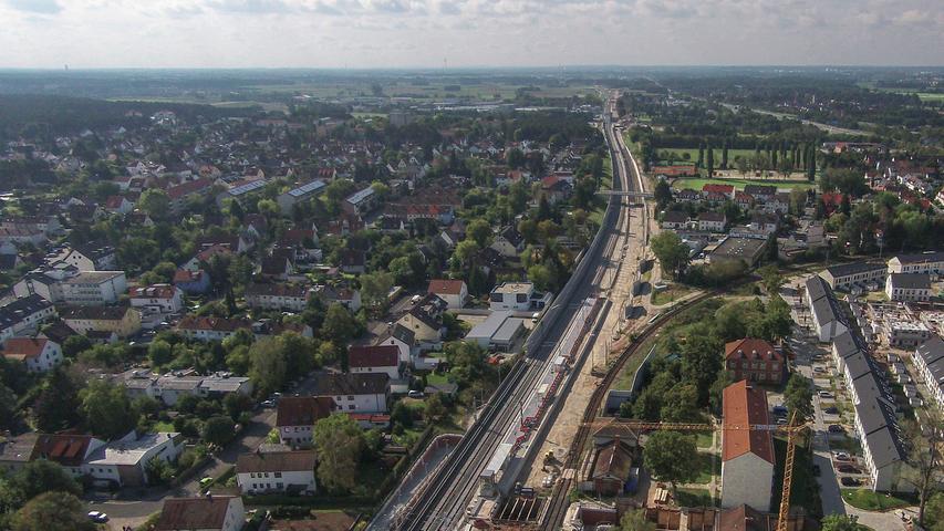 Wie groß der Baufortschritt bei allen noch ausstehenden Projekten (wie der zweiten Brücke über die Autobahn A 3 zwischen Bruck und Eltersdorf) ist, ist auch daran zu erkennen, dass bereits zwei S-Bahn-Steige im Stadtgebiet genutzt werden können.