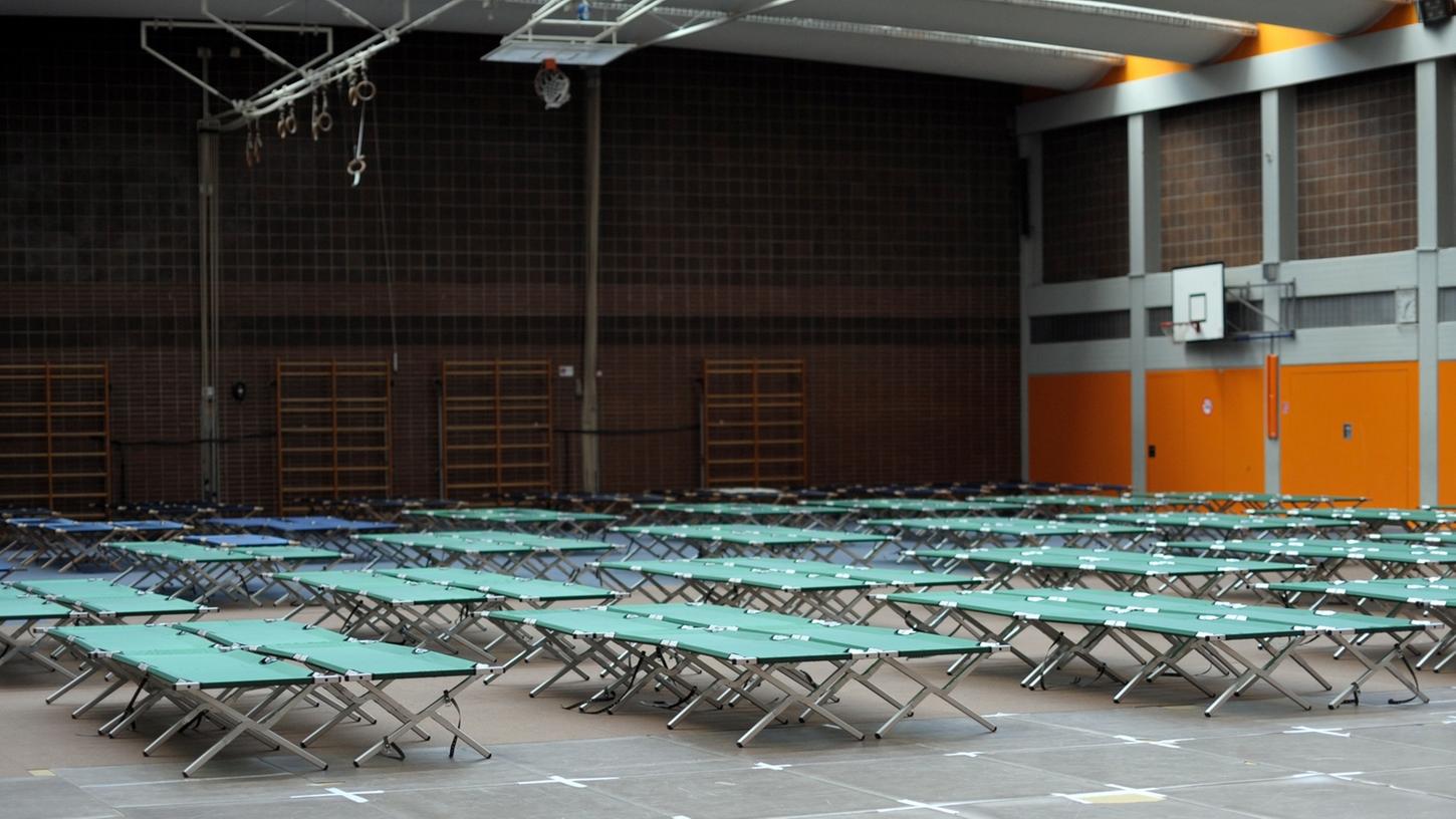 In der Region werden Flüchtlinge kurzfristig in Schulsporthallen, wie hier in Erlangen in der Europa-Sporthalle, untergebracht. Nürnberger Eltern sorgen sich um mögliche Stundenausfälle.