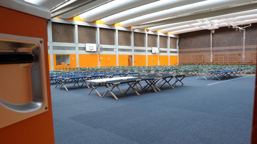 So leben die Flüchtlinge in der Sporthalle in Erlangen