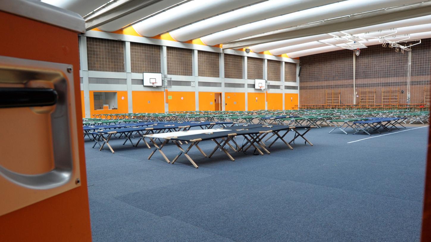 150 Feldbetten in Reih’ und Glied: Die Sporthalle der Realschule am Europakanal ist für die Ankunft der Asylbewerber gerüstet.