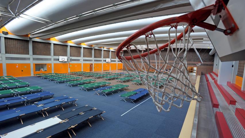 So leben die Flüchtlinge in der Sporthalle in Erlangen