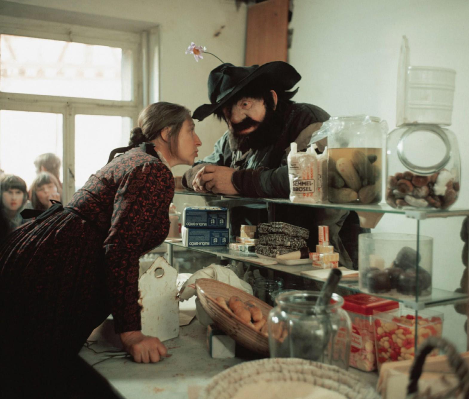 Mit Räuber Hotzenplotz schuf Otfried Preußler 1962 einen Klassiker der Kinderbuchliteratur. Geschichte hat der Bösewicht "mit den sieben Messern" auch in Wolframs-Eschenbach geschrieben, wo 1974 der erste Hotzenplotz-Film gedreht wurde. Die ganze Stadt war damals im "Hotzenplotz"-Fieber, Regisseur Gustav Ehmck nannte im Abspann ausdrücklich auch die Bevölkerung des Ortes als Darsteller. Die Dreharbeiten steigerten den Bekanntsgrad des mittelfränkischen Städtchens enorm.