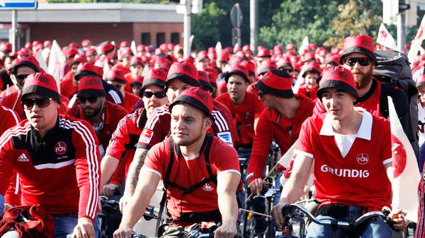 Die Befürchtungen, dass die Club-Anhänger beim 259. Derby abermals negativ auffallen könnten und in der Kleeblattstadt für helle Aufregung sorgen, erweisen sich im September 2015 als unbegründet. Nürnbergs Schlachtenbummler reisen mit dem Rad in die Nachbarstadt; kreativ und gleichermaßen friedlich. Das sportliche Kräftemessen im Anschluss an die Grenzüberschreitung geht aus wie so oft in der jüngeren Vergangenheit. Am Ende jubelt Fürth und dies,...