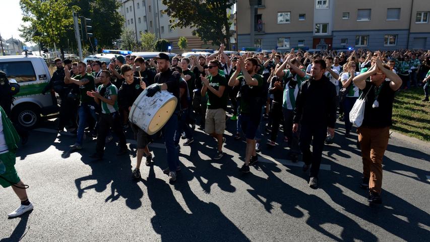 Rauch, Böller und Schlachtrufe: Fürth-Fans laufen in den Ronhof