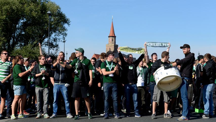 Rauch, Böller und Schlachtrufe: Fürth-Fans laufen in den Ronhof