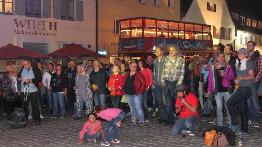 Zufriedene und tanzende Menschen auf dem Marktplatz in Gräfenberg.