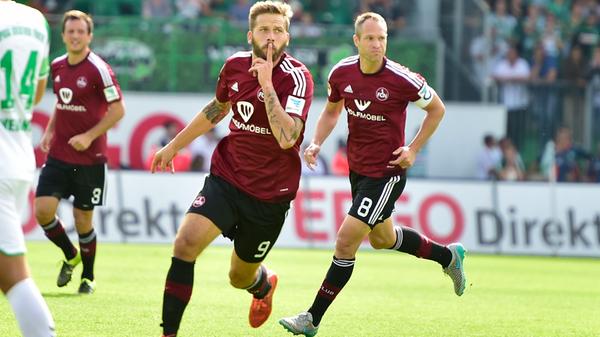 … obwohl der Club anfangs alles tut, um die Spielvereinigung oder zumindest ihre Anhänger ruhigzustellen. Ein abgefälschter Schuss von Guido Burgstaller saust über Fürth-Fänger Mielitz hinweg ins Kleeblatt-Netz. Doch der Gegentreffer schockt die Spielvereinigung nur kurz. Sie drängt im Anschluss energisch nach vorne und belohnt sich für ihre druckvollen Offensivaktionen noch vor der Pause durch Veton Berisha - Ausgleich!