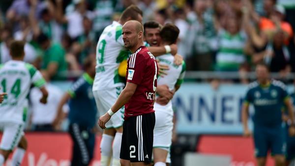 Auch nach der Pause ist das Kleeblatt besser, im Vorwärtsgang erneut griffiger als der Club. Und doch haben die Hausherren auf dem Weg zum Derby-Dreier Glück: Vor Fürths Führungstreffer durch Tom Weilandt übersieht Referee Felix Zwayer dessen glasklare Abseitsposition - nicht die einzige Fehlentscheidung zu Ungunsten des FCN. In diesem packenden Nachbarschaftsduell ist es anschließend der Club, der anrennt, gegen die drohende Niederlage aufbegehrt. Und durch Alessandro Schöpf noch den Ausgleich schafft. In der Nachspielzeit wollen beide Teams den Sieg. Feiern darf ihn Fürth, da Sebastian Freis nach Kumbelas Kopfballverlängerung den dritten Kleeblatt-Treffer in den Spielbericht setzt. Was für ein Derby!