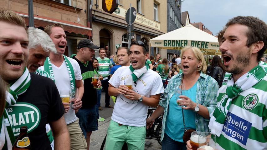 Fürther feiern in der Gustavstraße ausgelassen den Derbysieg