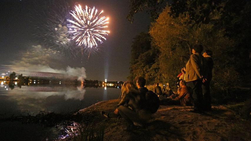 Volksfest: Abschlussfeuerwerk erleuchtet den Nachthimmel