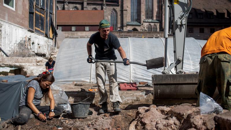 Auf dem Ausgrabungsgelände nahe des Hauptmarktes arbeiten die Archäologen auf Hochtouren. Neue archäologische Funde legen nahe, dass Nürnberg viel älter ist als bislang vermutet. Auf dem Ausgrabungsgelände nahe des Hauptmarktes arbeiten die Archäologen auf Hochtouren. Neue archäologische Funde legen nahe, dass Nürnberg viel älter ist als bislang vermutet.