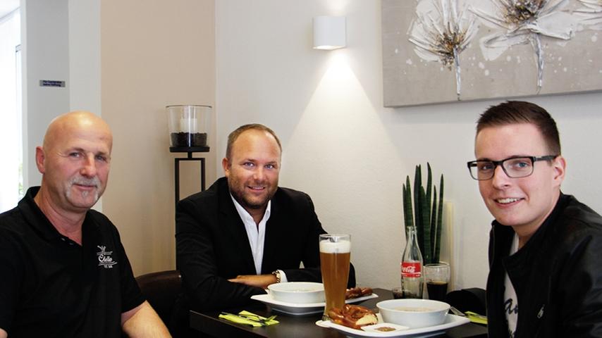 Erst seit diesem Sommer gibt es die Eisdiele und Bar Castello in Ansbach. Steffen Pohl (20, rechts) und Jens Schmidt (34, Mitte) sind seitdem fast täglich dort - manchmal sogar mehrmals am Tag. "Mittlerweile haben wir alle Speisen und Getränke schon einmal durch", sagt Steffen mit einem Grinsen im Gesicht. Vor allem die Antipasti-Platten und der Gin-Tonic haben es den Beiden angetan. Doch auch ein süffiges Weizen mit Weißwurst und Breze haben die zwei Männer im Castello auf der Speisekarte entdeckt. Der tägliche Besuch ist mittlerweile zum Ritual geworden und kann sich auf bis zu fünf Stunden ausweiten. Wirt Markus setzt sich in der ein oder anderen freien Minute gerne auf einen Plausch mit an den Tisch. Direkt neben der Residenz - dem Regierungssitz von Mittelfranken - lockt das Café bei schönem Wetter zahlreiche Ansbacher auf die Terrasse. Mit Blick auf die Promenade genießen sie dann einen Eisbecher oder ein kühles Getränk. Erst seit diesem Sommer gibt es die Eisdiele und Bar Castello in Ansbach. Steffen Pohl (20, rechts) und Jens Schmidt (34, Mitte) sind seitdem fast täglich dort - manchmal sogar mehrmals am Tag. "Mittlerweile haben wir alle Speisen und Getränke schon einmal durch", sagt Steffen mit einem Grinsen im Gesicht. Vor allem die Antipasti-Platten und der Gin-Tonic haben es den Beiden angetan. Doch auch ein süffiges Weizen mit Weißwurst und Breze haben die zwei Männer im Castello auf der Speisekarte entdeckt. Der tägliche Besuch ist mittlerweile zum Ritual geworden und kann sich auf bis zu fünf Stunden ausweiten. Wirt Markus setzt sich in der ein oder anderen freien Minute gerne auf einen Plausch mit an den Tisch. Direkt neben der Residenz - dem Regierungssitz von Mittelfranken - lockt das Café bei schönem Wetter zahlreiche Ansbacher auf die Terrasse. Mit Blick auf die Promenade genießen sie dann einen Eisbecher oder ein kühles Getränk.