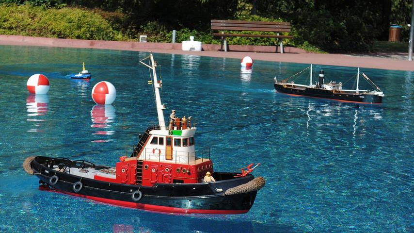 Schiffsmodelle ziehen im Schwabacher Parkbad ihre Bahnen