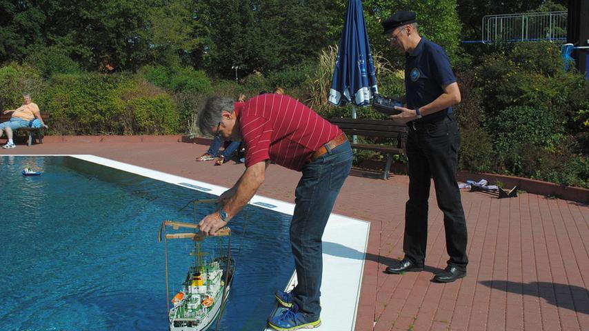 Schiffsmodelle ziehen im Schwabacher Parkbad ihre Bahnen