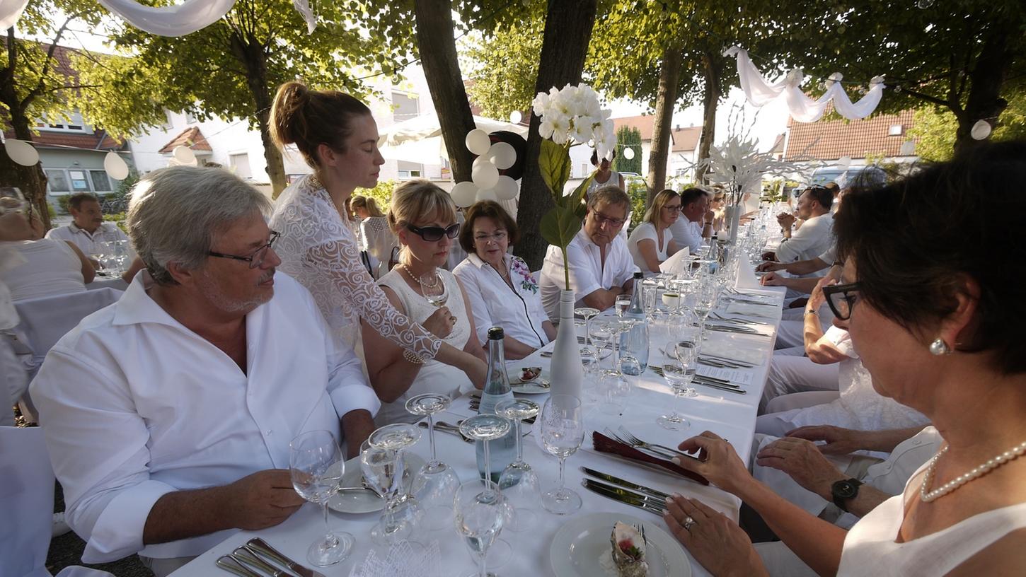 Dîner en blanc im Gasthaus Hopfenhaus. Dîner en blanc im Gasthaus Hopfenhaus.
