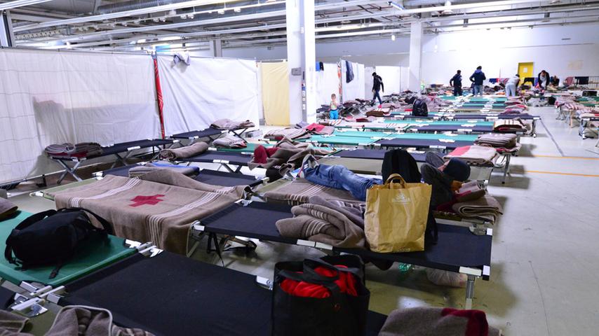 Notbetten in Neumarkter Delphi-Halle: 230 Flüchtlinge angekommen
