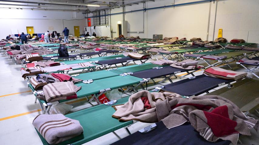 Notbetten in Neumarkter Delphi-Halle: 230 Flüchtlinge angekommen