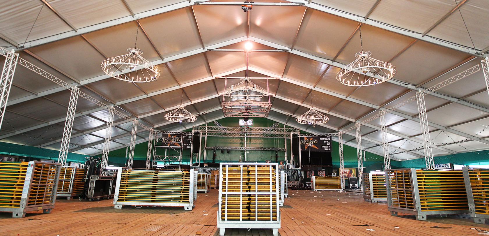Wenn die Fahrgeschäfte am Volksfestplatz abgebaut sind, sollen Flüchtlinge im Rockzelt unterkommen. Wenn die Fahrgeschäfte am Volksfestplatz abgebaut sind, sollen Flüchtlinge im Rockzelt unterkommen.