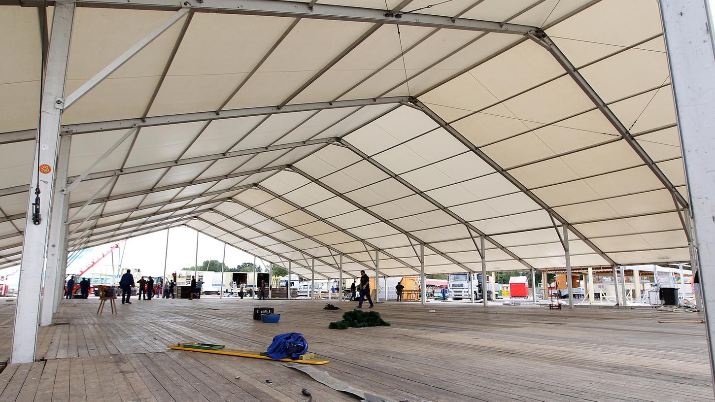 Die Stadt lässt am Stadion Flüchtlingszelte aufstellen. Als weitere Notunterkünfte sind auch die Zelte vom Volksfestplatz im Gespräch.