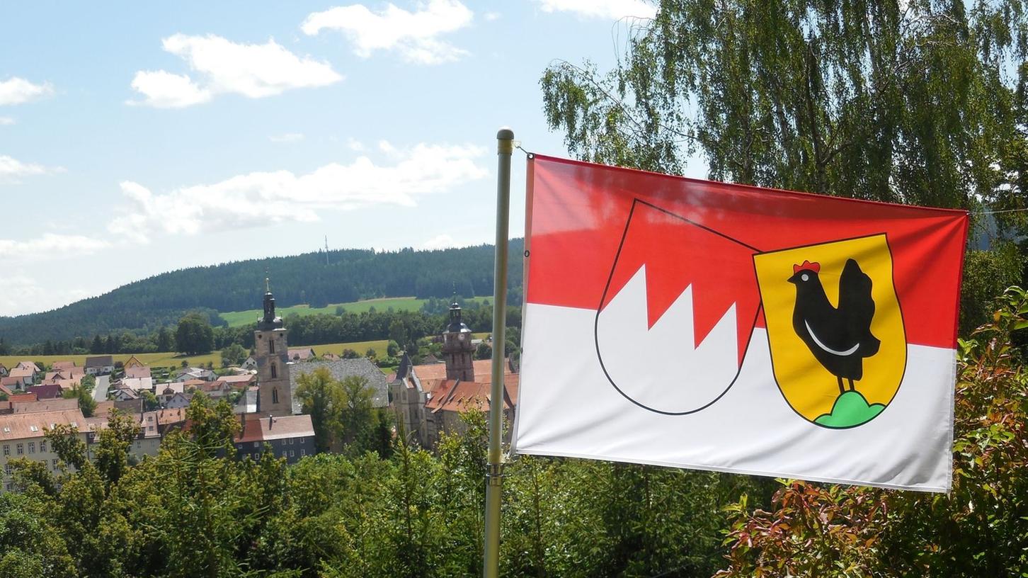 Schwarze Henne neben dem Rechen: Frankenfahne im Garten eines Privatmannes in Schleusingen im Landkreis Hildburghausen im südlichen Thüringen.