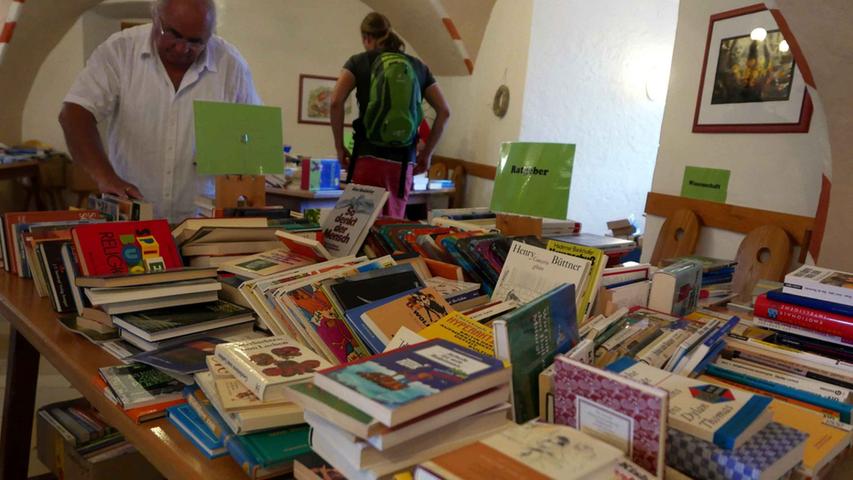 Einige Zentner Literatur lastete zwischen gut 4000 Buchdeckeln auf den Tischen beim Flohmarkt...